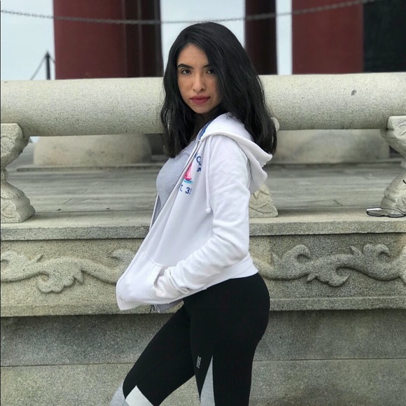 Meet your Posher, Gloria - Picture 1 of 4